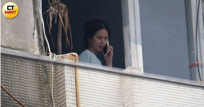 被爆出是黃文廷劈腿對象的當天,上午11點半林亭莉現身住處陽台講電話,神情凝重、眉頭深鎖。(圖/CTWANT)