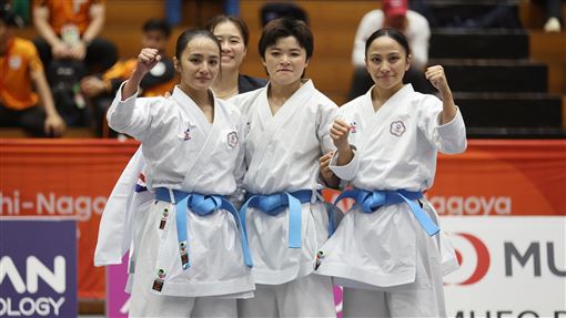 台灣空手道女子組團體形由簡慧萱、田欣兒與洪芷暄在銅牌戰以5：0擊敗尼泊爾，收穫一面銅牌。（圖／中華奧會提供） 