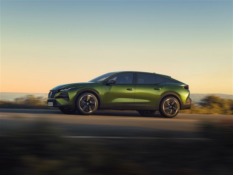 PEUGEOT 408維持招牌FASTBACK斜背身形。(圖/PEUGEOT提供)