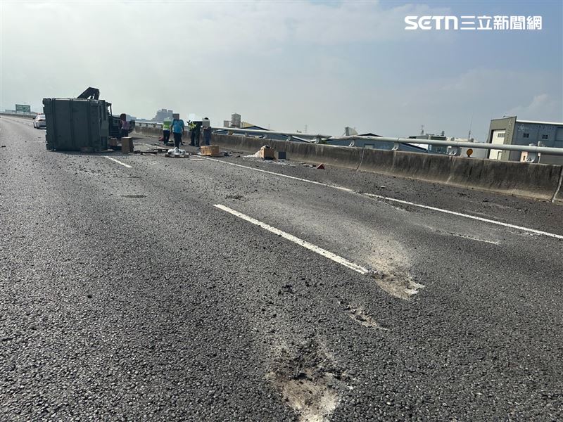 國道3號台中烏日路段發生軍卡翻覆車禍，幸好並未造成人員傷亡。（圖／翻攝畫面）