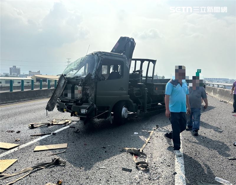國道3號發生翻車事故，軍用卡車疑因機件故障翻覆。（圖／翻攝畫面）