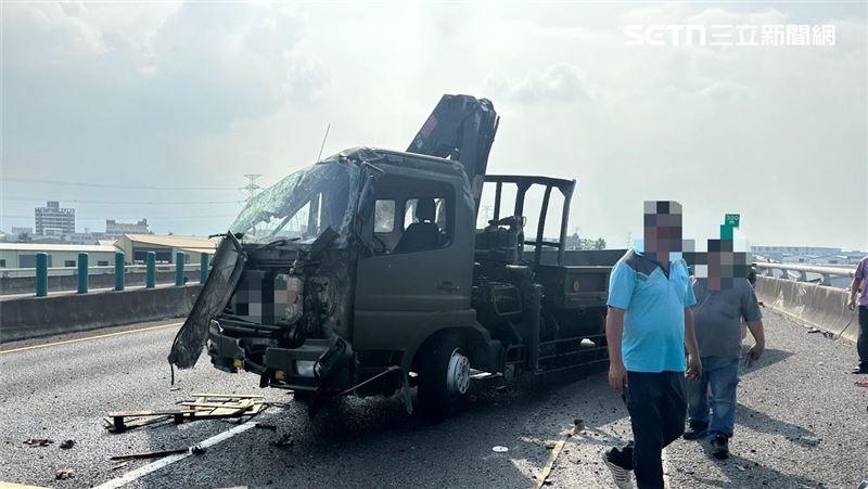 國3烏日段軍卡翻車！車頭撞毀慘況曝