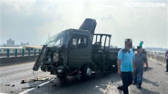 國3烏日段軍卡翻車！車頭撞毀慘況曝