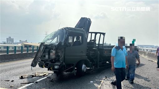 國3烏日段軍卡翻車！車頭撞毀慘況曝