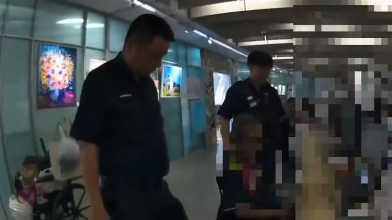 新北市立圖書館林口分館20日傳出有通緝犯疑似拿刀切水果,警獲報到場並無發現刀械。(圖/翻攝畫面)