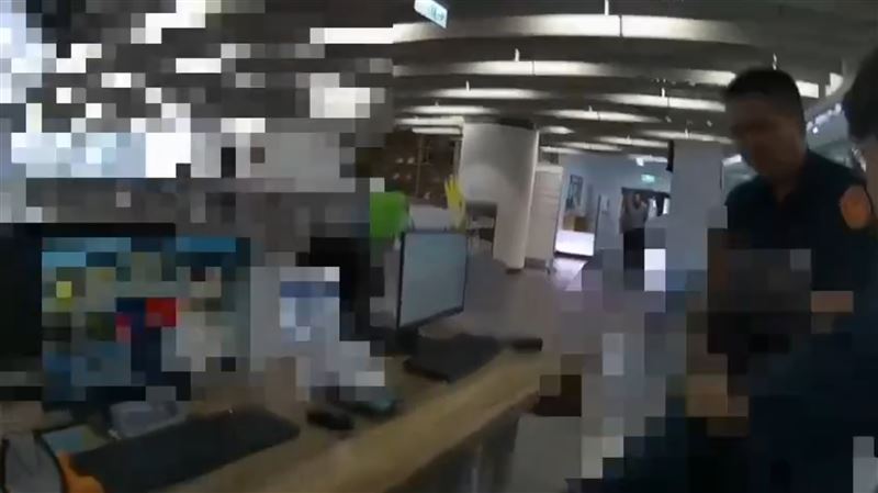 林口圖書館持刀削水果？一查竟是通緝犯