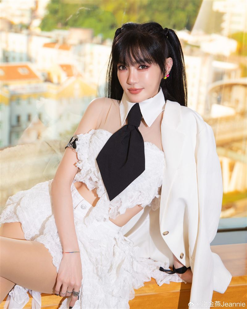 謝金燕在澳門與中國歌手劉雨昕合唱,演出時卻因手上沒有麥克風、現場仍持續傳出歌聲,遭網友質疑「假唱」。(圖/翻攝自微博)