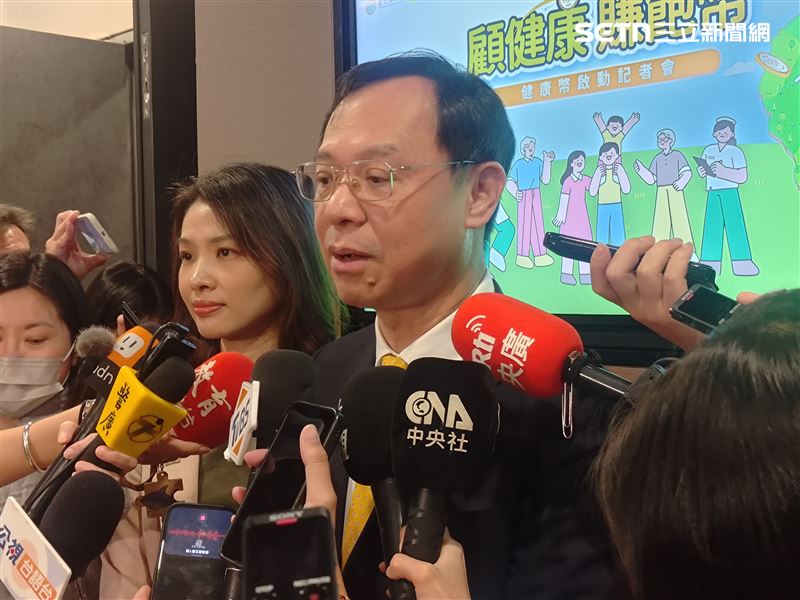 石崇良說,保力達B是「藥品」非飲料,將加強警語跟通路稽查。(圖/記者簡浩正攝影)