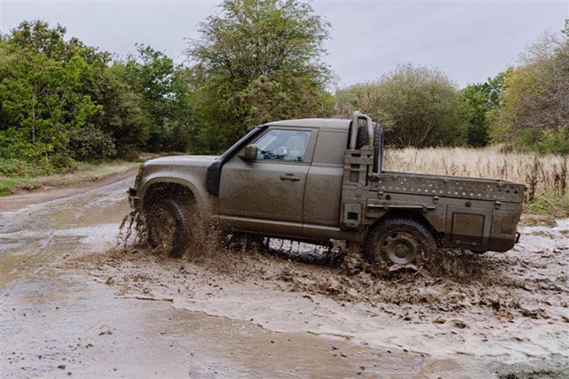 Land Rover Defender軍用皮卡,配備側翻式貨斗、呼吸管與重型前保桿。(圖/Land Rover網站)