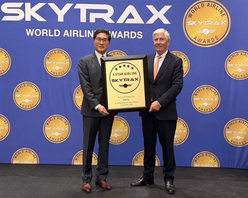 長榮航空不僅連續11年被評選為五星級航空公司,更榮獲2026年SKYTRAX三項世界第一的殊榮,由SKYTRAX Edward Plaisted執行長(右)頒獎,長榮航空廖至維首席副總經理親自前往領獎(左)。(圖/業者提供)