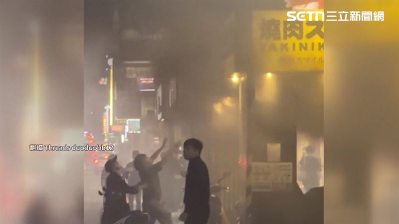 三重燒肉店起火,受困民眾急跳2樓逃命。(圖/翻攝自Threads @duoduobo12)