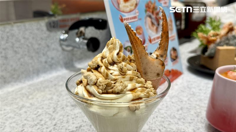 整支蟹鉗放進牛奶霜淇淋,淋上黑糖味噌醬超吸睛。(圖/記者賴俊佑攝影)