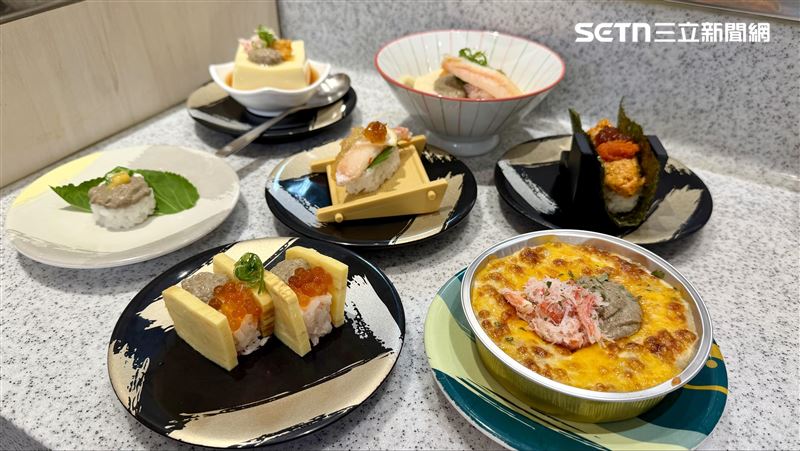 爭鮮迴轉壽司限定販售「蟹肉奶油烏龍麵」、「雙蟹熔岩起司燒」、「鮟鱇魚肝握握卷」、「蟹膏乳酪芝麻葉」和多道秋蟹新品。(圖/記者賴俊佑攝影)