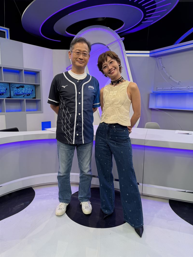 遠雄巨蛋公司總經理李柏熹接受LuLu(黃路梓茵)訪問。(圖/三立提供)