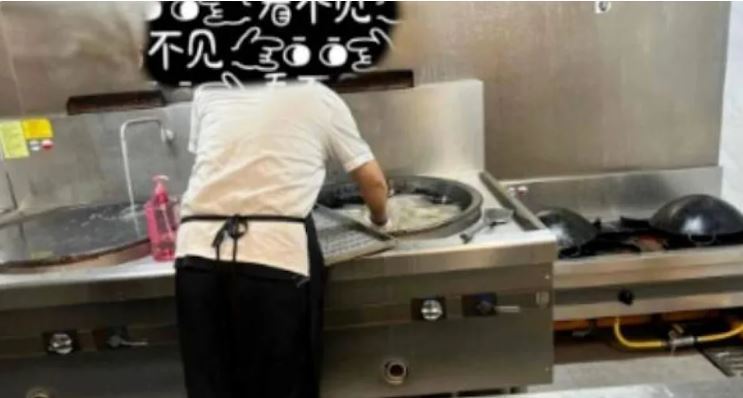幼兒園炒菜鍋竟拿來洗拖把。(圖/翻攝自微博)