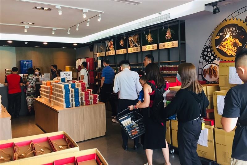 台中知名伴手禮店家「六月初一」涉嫌逃漏稅,金額破億元。(圖/翻攝自六月初一臉書)