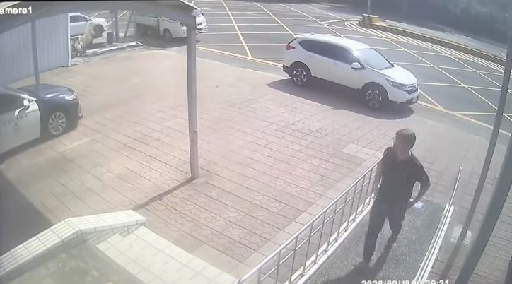 男子慌慌張張衝進派出所求援。(圖/翻攝畫面)
