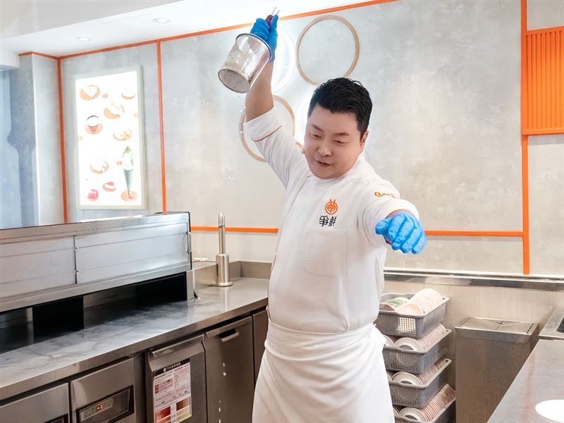 鄭鎬泳大展俐落甩麵技巧,親手製作「蟹肉奶油烏龍麵」。(圖/官方提供)