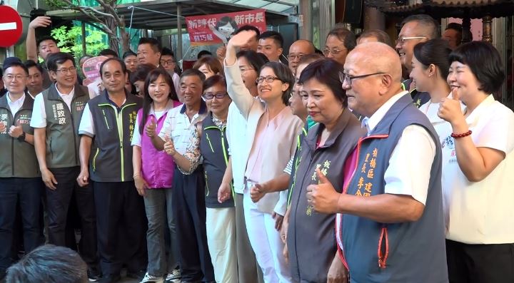 蕭美琴熱情與樓上住戶揮手致意(圖/翻攝畫面)