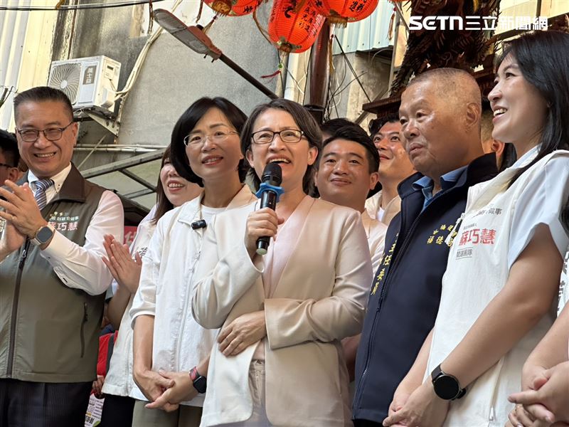 蕭美琴笑說,自己對蘇巧慧情有獨鍾,作為新北市民,希望在年底可以驕傲地說「我的市長是蘇巧慧!」(圖/記者劉秀敏攝影)