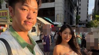 香蕉肚綁西瓜體驗懷孕　躺床休息哭出來了