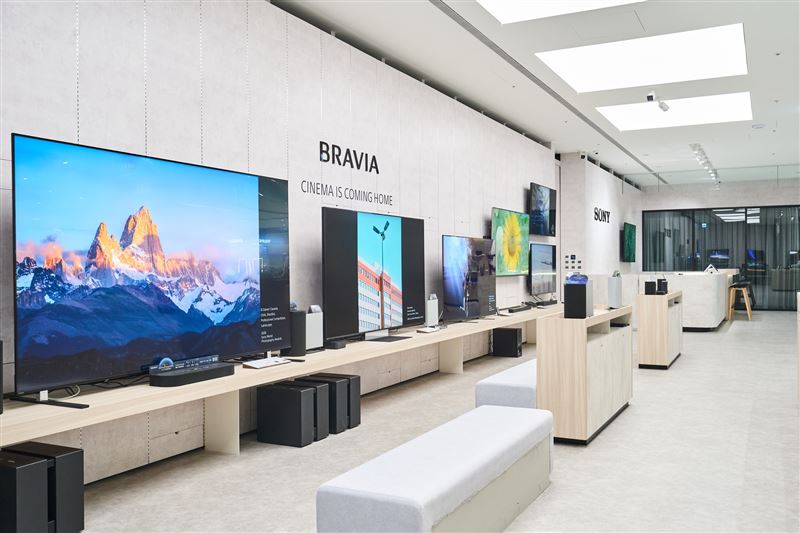 BRAVIA智慧顯示器展區融入藝廊概念,開幕期間透過BRAVIA完整系列呈現「索尼世界攝影大賽」得獎作品。(圖/台灣索尼提供)