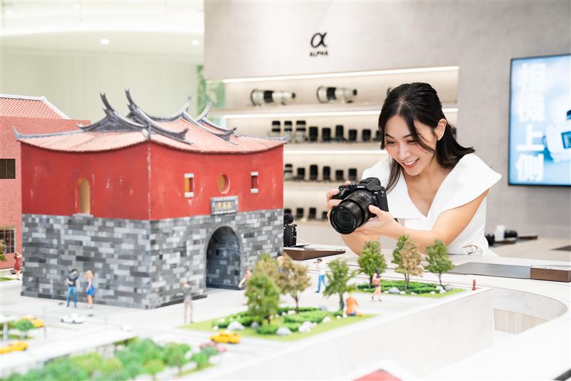 數位影響產品展示區特別打造百萬級微型台北城場景,讓攝影愛好者可自由搭配相機與鏡頭捕捉城市細節。(圖/台灣索尼提供)