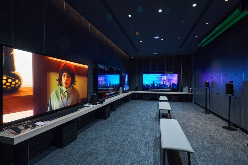全台獨家的Cinema Room沉浸影音空間,以BRAVIA大尺寸智慧顯示器搭配家庭劇院影音設備,營造宛如置身電影院般的震撼視聽環境。(圖/台灣索尼提供)