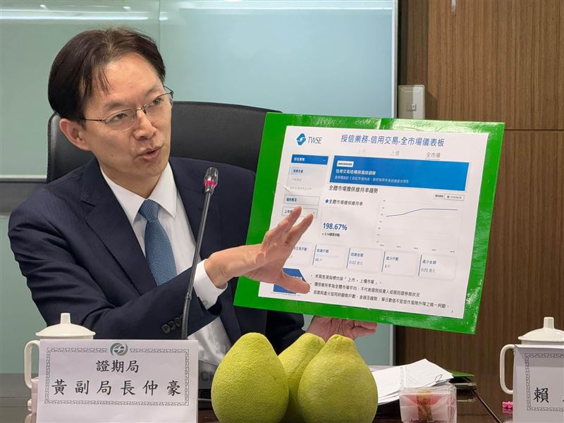 證期局副局長黃厚銘在昨日指出,這套儀表板的核心精神,就是要讓交易人取得的資訊更完整、更即時。投資人除了能查看近5個交易日的走勢外,也可透過下拉選單,回溯查詢至今年8月初以來的歷史數據,且每項指標都附有說明文字,避免使用者誤讀。整體而言,平台匯集了三大面向的資訊:一是信用交易擔保維持率、追繳處分戶數與金額等授信相關資料;二是每日違約總人數與總金額所呈現的市場違約概況;三則是上市櫃公司依產業別呈現的營收增減基本面數據。(圖/記者師瑞德攝影)