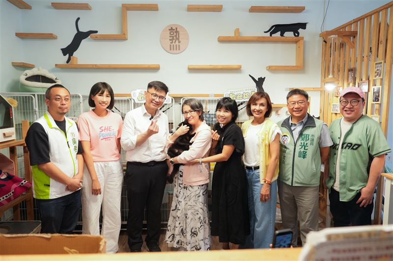 賴瑞隆、蕭美琴合體吸貓,蕭美琴逗趣表示,自己是「戰貓」,賴瑞隆則是「隆貓」。(圖/賴瑞隆辦公室提供)
