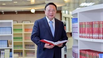 深耕高教！中華大學校長劉維琪獲師鐸獎