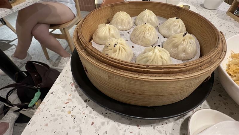 堀井裕的影片中頻繁出現不自然的拍攝角度,專門捕捉台灣女店員、女客人的畫面,特別是穿著較暴露或露出腿部的女性。(圖/翻攝自ゾロの台湾グルメYouTube)