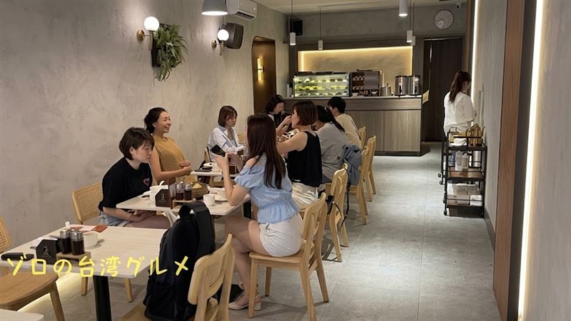 堀井裕的影片中頻繁出現不自然的拍攝角度,專門捕捉台灣女店員、女客人的畫面,特別是穿著較暴露或露出腿部的女性。(圖/翻攝自ゾロの台湾グルメYouTube)