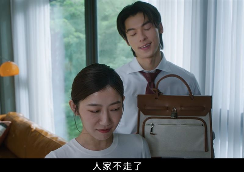 「許代樂」面對的不只是夫妻間的趣味攻防，還要接招雨天淋濕的外套、皮衣與心愛包款。（圖／翻攝自YouTube-LG Taiwan頻道）