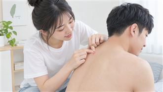 伴侶幫擠背上痘！幾週後男「下體也淪陷」