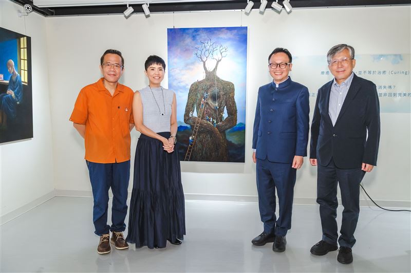 (左至右)臺師大朱友意教授、藝術家林玲汶、策展人周祖誠、北藝大廖仁義教授,中間畫作為本次展覽主視覺〈初心〉,尺寸100號。(圖/策展人提供)