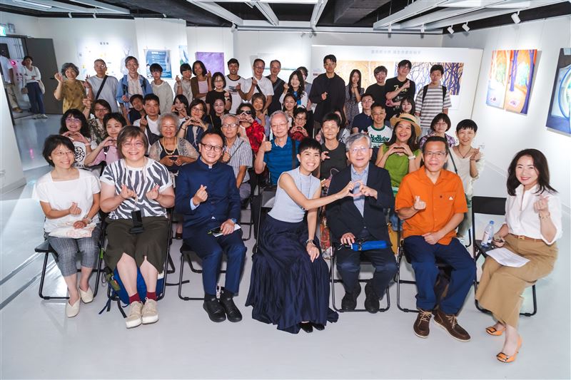 展覽現場湧入貴賓,前排左至右為:藝術治療師暨心理諮商師郭慧珍、全癌連祕書長齊秀惠、策展人周祖誠、藝術家林玲汶Maggie、北藝大教授廖仁義。(圖/策展人提供)
