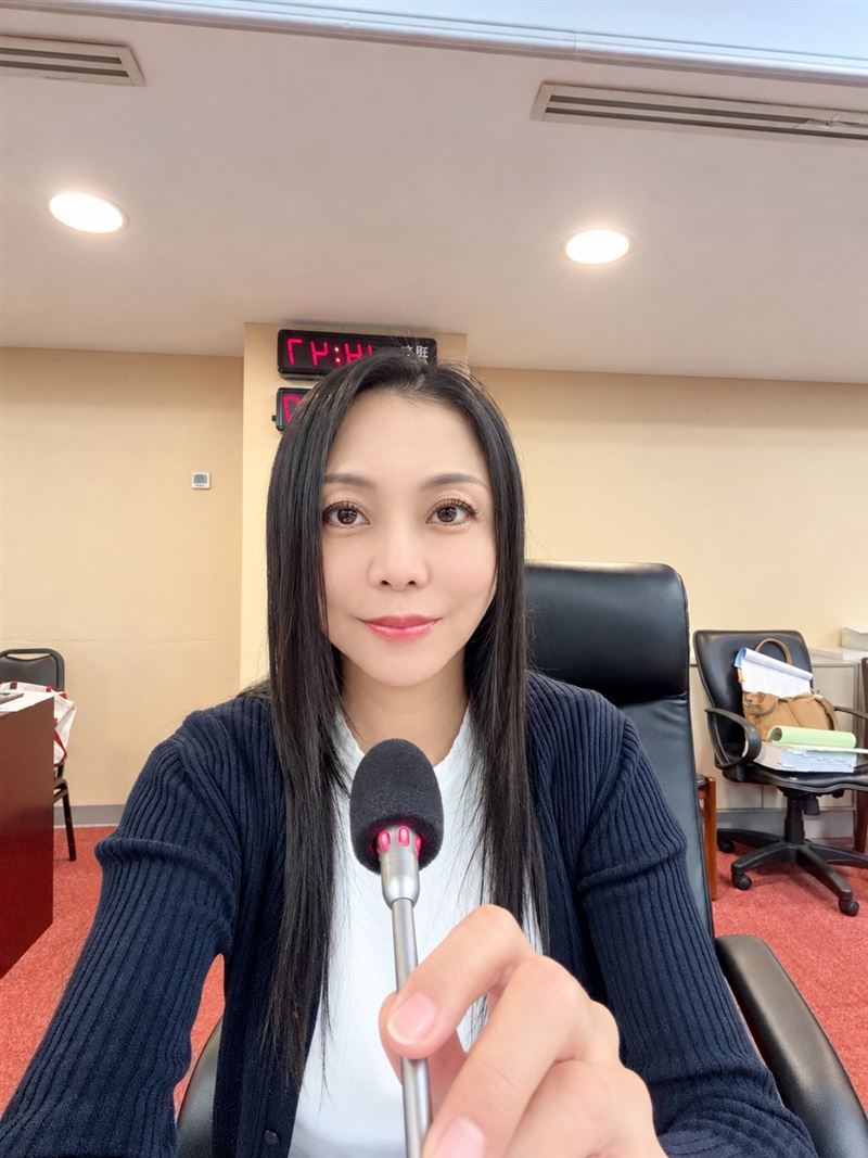 闕枚莎長期關心警消及協勤人員權益。(圖/闕枚莎辦公室提供)