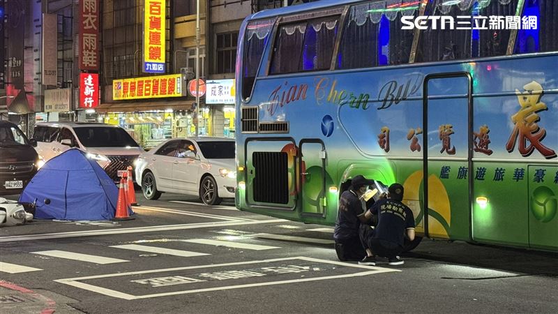 鑑識人員忙著採證車輪。(圖/翻攝畫面)