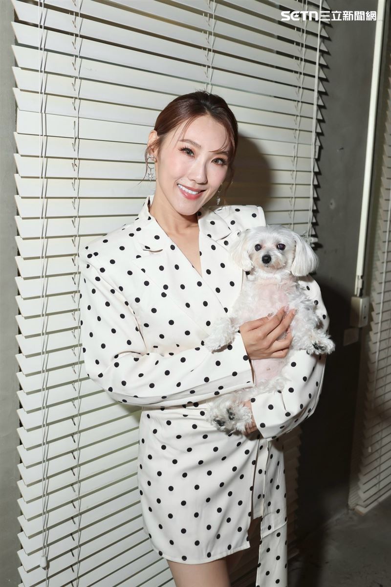謝金晶與愛犬妞妞。(圖/記者田俊彥攝影)