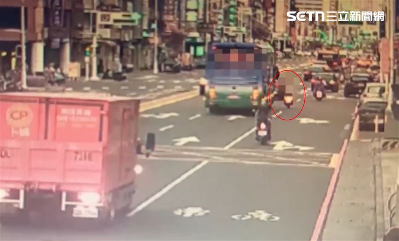 事發前幾秒,女騎士不明原因與遊覽車越靠越近。(圖/翻攝畫面)