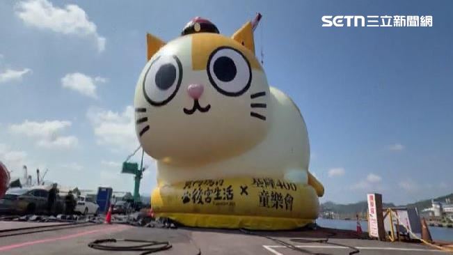 15米「巨型黃阿瑪」現身基隆港！民眾搶拍