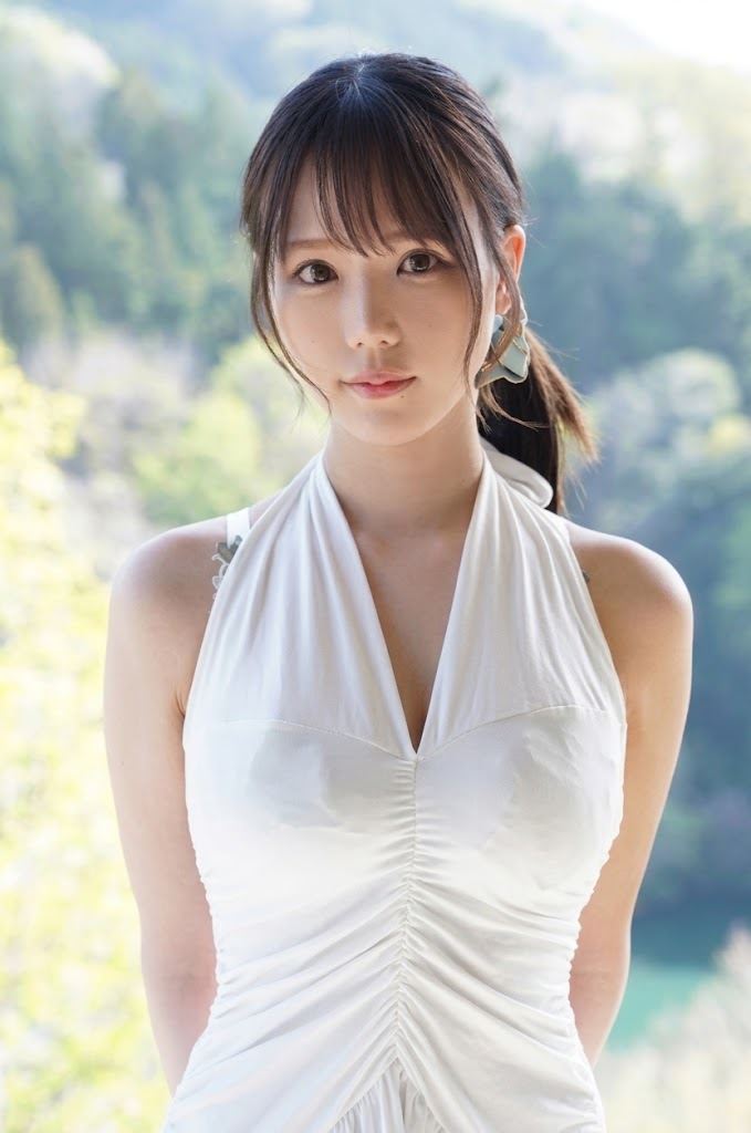 渡部穗乃不僅擁有優異的海外留學背景與一流外語能力,更因傲人身材與開朗性格累積高人氣。(圖/翻攝自渡部穗乃X)