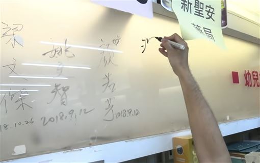 沈伯洋延三夜市掃街！豆花店、藥局邀簽名