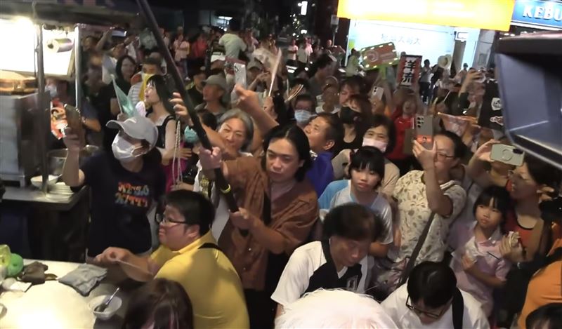 沈伯洋延三夜市掃街再現洋流。(圖/翻攝畫面)