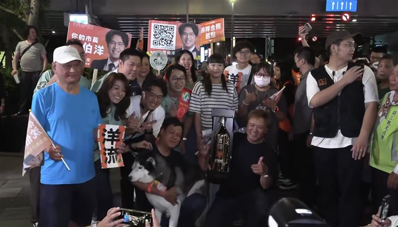 沈伯洋延三夜市掃街再現洋流,民眾更抱著自家哈士奇出來合照。(圖/翻攝畫面)