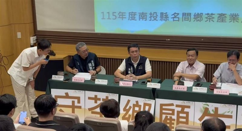座談會中，温世政當場向農糧署署長姚士源鞠躬。（圖／温世政辦公室提供）