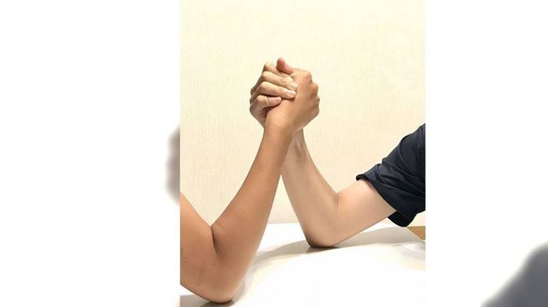 與老師「比腕力」手臂骨折！校方回應了