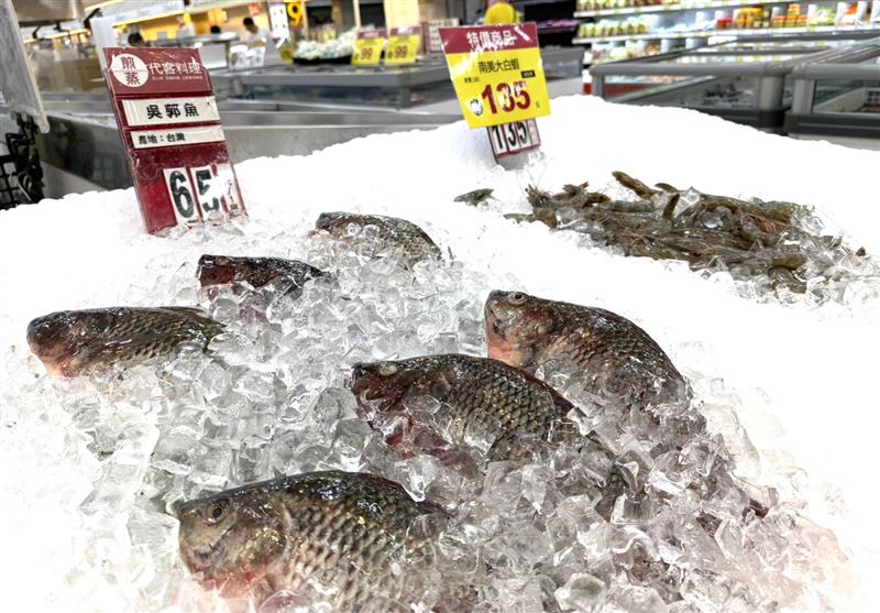 現流鮮魚勇奪第一,其中吳郭魚每條65元,讓民眾輕輕鬆鬆準備鹽烤魚。(圖/愛買提供)