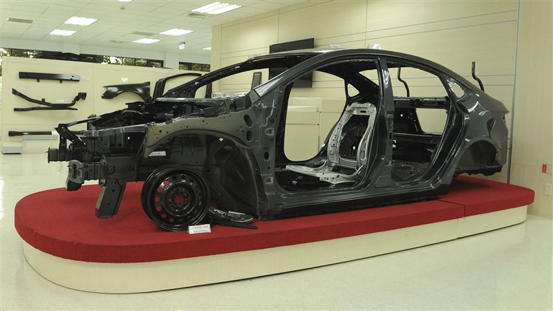 中鋼積極布局高再生料鋼材,全面打入汽車供應鏈。受惠綠色轉型需求,2025年接單量達8.3萬公噸,今年前8月更逼近7.4萬公噸、年增約5成。中鋼成功開發涵蓋車體鈑金、電動車馬達及高強度扣件等低碳鋼材,最高可減碳76%,助攻台灣車鏈綠色競爭力。(圖/中鋼提供)
